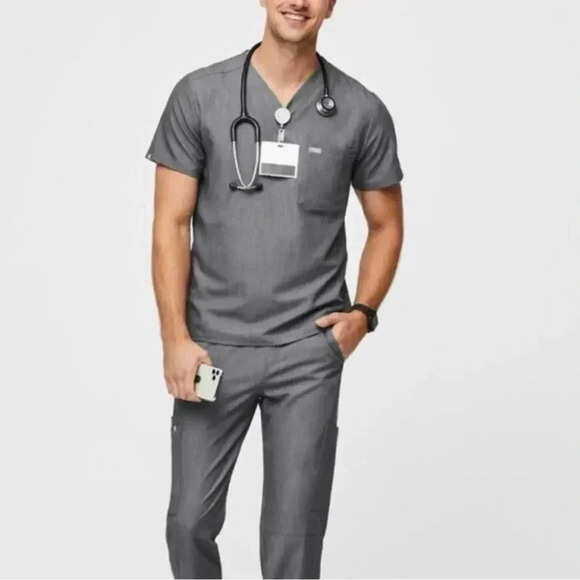FIGS Men’s Graphite Gray Scrub Pullover Shirt Top 1 Pocket Large Short Sleeves - Picture 1 of 13